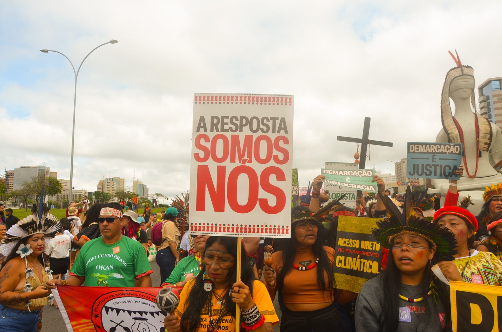 Indígenas ocupam as ruas de Brasília para reivindicar a demarcação de terras e celebrar os 20 anos da APIB