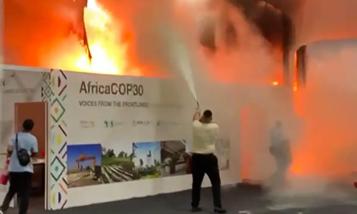 Incêndio atinge pavilhão de países e paralisa negociações da COP30 em Belém