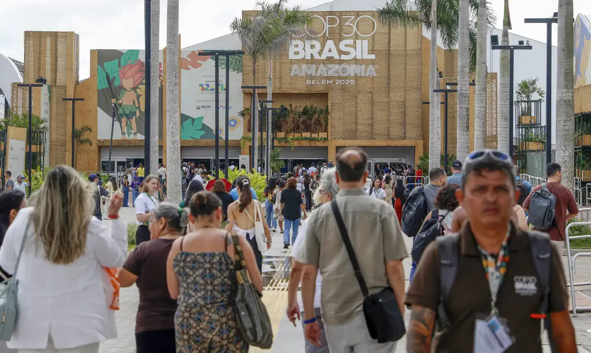 Cúpula dos Povos e COP30 enxergam soluções distintas contra mesma crise climática