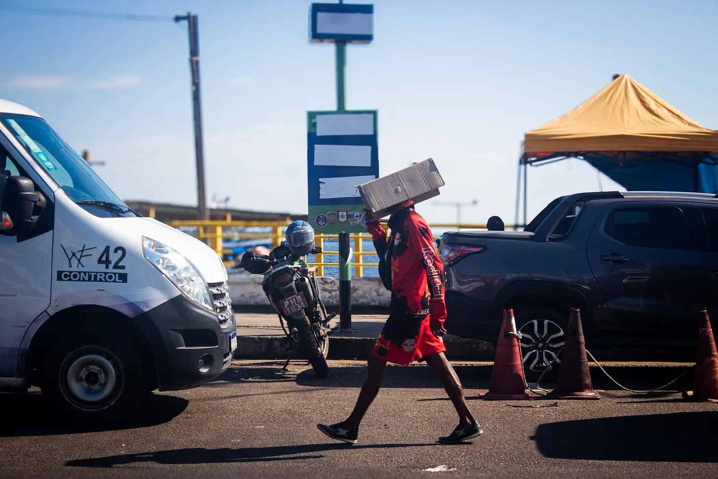 Enfrentando calor extremo, pessoas em situação de rua pagam por chuveiro e usam a beira do rio em Manaus